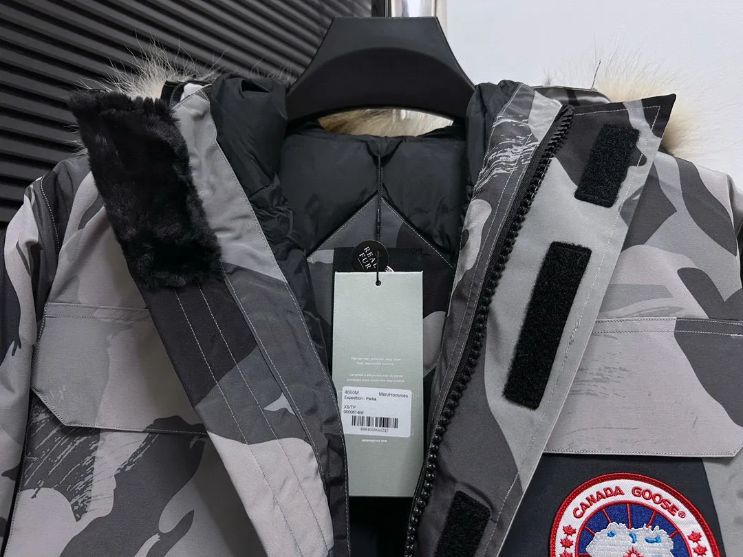 P780 top purchasing version, camouflage gray (wolf fur optional) 🇨🇦CANADA GOOES 24 new models 08/couple models Factory direct supply: supplying global purchasing, micro-business, entities, Tmall, high-end stalls and studio cooperation, free shipping! Canada Goose Expedition Parka 2008 is the same style for men and women. It is mid-length and the most timeless classic. All Arctic and Antarctic scientific expedition teams choose Canada Goose as their cold-proof equipment. It is the Rolls-Royce of down jackets. ➖ Industry-leading anti-counterfeiting chip sensing. ➖ Imported Behringer embroidery machines and customized embroidery labels, the highest level and industry leading. ➖ Imported Korean 21-count polyester-cotton blended original fabric, TC85 waterproof coated fabric, water-repellent, windproof and wear-resistant. ➖ The new national standard 80 white duck down is filled with an average of 520 grams of down. The amount of down filled is industry-leading. ➖ 100% nylon lining with double double-layer sealing design to prevent velvet running, and seamless thread design on the cuffs! ➖ Western Canadian Green Wolf Collar. ➖ Yoshida YKK provides original factory-customized electroplated sliders. YKK two-way lockable zippers are tight and smooth and do not peel off paint. ➖ 3M composite Velcro is durable and the accessories and hardware are all custom-made. Note: Our copywriting is only simple and clear. Instead of bragging about the copywriting, it is better to compare and understand with samples. Only for the purest goose, the most dedicated, the most professional, the highest quality, the highest cost performance!  Size:XS-XXL